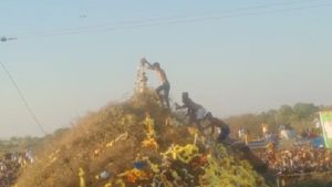 ಮುಳ್ಳಿನಿಂದ ದೇವರ ಗುಡಿ ನಿರ್ಮಿಸಿ ಕಳಸ ಕೀಳುವ ಭಕ್ತರು: ರೋಮಾಂಚನಗೊಳಿಸಿದ ಕಾಡುಗೊಲ್ಲರ ಜಾತ್ರೆ