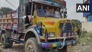 ಹಳ್ಳ ತಪ್ಪಿಸಲು ಹೋಗಿ ಲಾರಿ ಕೆಳಗೆ ಸಿಕ್ಕಿ ಟೆಕ್ಕಿ ಸಾವು 