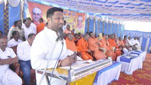  ಹನೂರು: ಕೇವಲ 8 ತಿಂಗಳಲ್ಲಿ ನೂರಾರು ದೇಗುಲಗಳ ಜೀರ್ಣೋದ್ಧಾರ ಮಾಡಿದ ಬಿಜೆಪಿ ಟಿಕೆಟ್ ಆಕಾಂಕ್ಷಿ, ವಿವರ ಇಲ್ಲಿದೆ