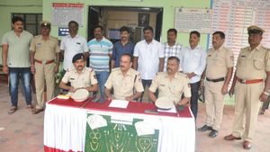 ಪ್ರೇಯಸಿಗಾಗಿ ಚಿನ್ನಾಭರಣ ಕಳ್ಳತನ: ಪ್ರೇಮಿ ಸೇರಿ ಮೂವರು ಜೈಲುಪಾಲು