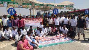 ಟೋಲ್‌ ಸಂಗ್ರಹ ಖಂಡಿಸಿ ಬೆಂಗಳೂರು-ಮೈಸೂರು ದಶಪಥ ಹೆದ್ದಾರಿಯಲ್ಲಿ ಕಾಂಗ್ರೆಸ್ ಕಾರ್ಯಕರ್ತರ ಪ್ರತಿಭಟನೆ 