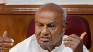 Hassan JDS Ticket Row : ಹಾಸನ ಟಿಕೆಟ್ ಫೈಟ್; ಅಖಾಡಕ್ಕೆ ದೇವೇಗೌಡರು ಎಂಟ್ರಿ, ಸಭೆ ಮುಂದೂಡಲು ಕಾರಣವೇನು.?