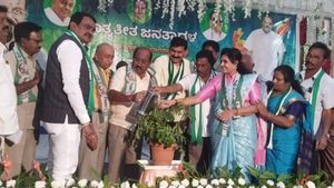 ಕುಕ್ಕರ್, ಸ್ಟೌವ್, ನಿಕ್ಕರ್ ಕೊಟ್ಟು ಜನರನ್ನು ಯಾಮರಿಸುತ್ತಿದ್ದಾರೆ:  ಸುಧಾಕರ್‌ ವಿರುದ್ಧ ಕೆ.ಪಿ.ಬಚ್ಚೇಗೌಡ ಆರೋಪ