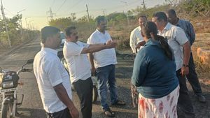  ದಾವಣಗೆರೆಯ ಕೆಹೆಚ್‌ಬಿ ಕಾಲೋನಿಯಲ್ಲಿ ರಸ್ತೆ ಕಾಮಗಾರಿ ಕಳಪೆ, ಅಧಿಕಾರಿಗಳ ವಿರುದ್ಧ ರೊಚ್ಚಿಗೆದ್ದ ಜನ