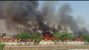 ಹುಬ್ಬಳ್ಳಿ ವಿಮಾನ ನಿಲ್ದಾಣದಲ್ಲಿ ಬೆಂಕಿ: ದೃಶ್ಯ ಕಂಡು ಬೆಚ್ಚಿ ಬಿದ್ದ ಸ್ಥಳೀಯರು!