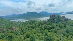 ಚಾಮರಾಜನಗರ: ಪಾಲಾರ್ ನದಿ ದಡದಲ್ಲಿ ಅರಣ್ಯ ಇಲಾಖೆ-ಬೇಟೆಗಾರರ ನಡುವೆ ಗುಂಡಿನ ಚಕಮಕಿ