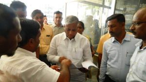  ಮನೆಗಳ ನಿರ್ಮಾಣದಲ್ಲಿ ಕಳಪೆ ಕಾಮಗಾರಿ: ವಸತಿ ಸಚಿವರಿಗೆ ದೂರು ನೀಡಿದ ಚಿಕ್ಕಮಗಳೂರಿನ ನಿವಾಸಿಗಳು