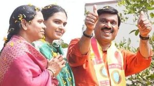 ಹಿರಿಯೂರಿನಲ್ಲಿ ಕಲ್ಯಾಣ ರಾಜ್ಯ ಪ್ರಗತಿ ಪಕ್ಷದ ಬೃಹತ್ ಬಹಿರಂಗ ಸಭೆ: ಜನಾರ್ದನ ರೆಡ್ಡಿ ದಂಪತಿ ಭಾಗಿ