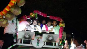  ಉತ್ತರಕನ್ನಡದಲ್ಲಿ ಪಂಚರತ್ನ ಯಾತ್ರೆ: ತರಕಾರಿ, ಅಡಿಕೆ ಹಾರ ಹಾಕಿ ಕುಮಾರಸ್ವಾಮಿ ಬರಮಾಡಿಕೊಂಡ ಜನ