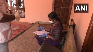 ಕೇಂದ್ರ ಸಚಿವರ ಮನೆ ಮೇಲೆ ಕಲ್ಲು ತೂರಾಟ 