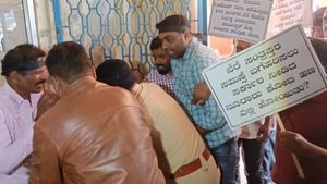 ಮೂಡಿಗೆರೆ ತಾಲೂಕು ಕಚೇರಿಯಲ್ಲಿಆತ್ಮಹತ್ಯೆಗೆ ಯತ್ನಿಸಿದ ನಿರಾಶ್ರಿತರು
