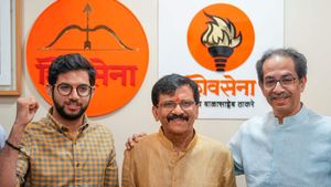 ಹೆಸರು, ಚಿಹ್ನೆ ಖರೀದಿಗೆ 2,000 ಕೋಟಿ: ಉದ್ಧವ್ ತಂಡದ 2,000 ಕೋಟಿ ಆರೋಪಕ್ಕೆ, ಶಿಂಧೆ ಬಣದ ಉತ್ತರ 