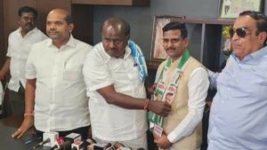 ಜನಸೇವೆಗಾಗಿ ಜಡ್ಜ್ ಹುದ್ದೆಗೆ ರಾಜೀನಾಮೆ, ಜೆಡಿಎಸ್ ಸೇರ್ಪಡೆ! 