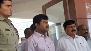 ಬಿಎಸ್‌ವೈ ಮನೆ ಮೇಲೆ ಕಲ್ಲು ತೂರಾಟ; ಶಿಕಾರಿಪುರಕ್ಕೆ ಆರಗ ಜ್ಞಾನೇಂದ್ರ ಭೇಟಿ 