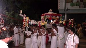  ಪಲ್ಲಕ್ಕಿಯ ಮೇಲೆ ದೈವದ ಆವಾಹನೆ: 20 ಜನರಿಂದ ಹಿಡಿಯಲು ಸಾಧ್ಯವಾಗದ ಆವೇಶ
