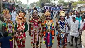  ತಾಳವಾಡಿಯಲ್ಲಿ ಕೋಮು ಸಾಮರಸ್ಯದ ಕೊಂಡೋತ್ಸವ, ಭಾವೈಕ್ಯತೆ ಸಾರುವ ಜಾತ್ರೆಯ ವಿಶೇಷತೆ ಇಲ್ಲಿದೆ