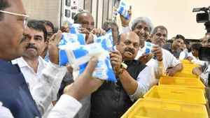 ಹಾವೇರಿ: ₹110 ಕೋಟಿಯ UHT ಹಾಲು- ಸ್ಯಾಚೆಟ್ ಪ್ಯಾಕಿಂಗ್ ಘಟಕಕ್ಕೆ ಚಾಲನೆ, ಜಿಲ್ಲೆಯ ರೈತರ ಕನಸ ನನಸು: ಬೊಮ್ಮಾಯಿ