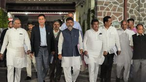  ಎರಡು ಕಡೆ ಸ್ಪರ್ಧಿಸಬೇಕೆಂದು ಡಿಕೆಶಿ ಮೇಲೆ ಒತ್ತಡ: ಸಿದ್ದುಗೆ ಗುದ್ದು ಕೊಡಲು ಮದ್ದು ಹುಡುಕುತ್ತಿರುವ 'ಬಂಡೆ' ಹಿಂಬಾಲಕರು