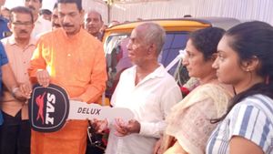  Mangaluru Blast: ಸಂತ್ರಸ್ತನಿಗೆ ಆಟೋರಿಕ್ಷಾ, 5 ಲಕ್ಷ ರೂ. ಚೆಕ್ ಹಸ್ತಾಂತರ: ಈ ಬಗ್ಗೆ ಕಟೀಲ್‌ ಹೇಳಿದ್ದೇನು?