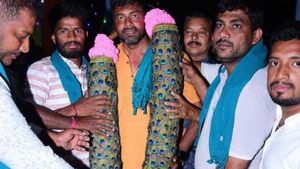  ಮೇಲುಕೋಟೆ: ರೈತ ಸಂಘದ ಮುಖಂಡ ದರ್ಶನ್ ಪುಟ್ಟಣ್ಣಯ್ಯಗೆ ಆಪತ್ತು ತಂದ ನವಿಲು ಗರಿ ಹಾರ