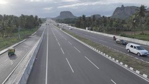 Bengaluru-Mysuru Expressway: ಕಾಮಗಾರಿ ಪೂರ್ಣಗೊಳ್ಳದೇ ಉದ್ಘಾಟನೆ, ಟೋಲ್ ರದ್ದುಗೊಳಿಸಲು ಆಗ್ರಹ