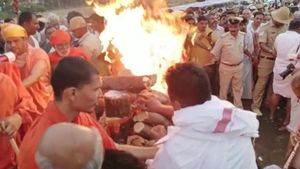  ಜೈನ ಸಂಪ್ರದಾಯದಂತೆ ಸರ್ಕಾರಿ ಗೌರವಗಳೊಂದಿಗೆ ಚಾರುಕೀರ್ತಿ ಭಟ್ಟಾರಕ ಸ್ವಾಮೀಜಿಗಳ ಅಂತ್ಯಕ್ರಿಯೆ
