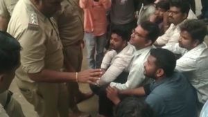 ಕಲಘಟಗಿ: ಕಾಂಗ್ರೆಸ್ ಪ್ರಜಾಧ್ವನಿ ಯಾತ್ರೆ ವೇಳೆ ಪತ್ರಕರ್ತನ ಮೇಲೆ ಇನ್ಸ್‌ಪೆಕ್ಟರ್‌ ದರ್ಪ 