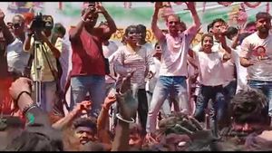  Holi festival 2023: ಬಣ್ಣದೋಕುಳಿಯಲ್ಲಿ ಮಿಂದೆದ್ದ ವಿದ್ಯಾಕಾಶಿ ಧಾರವಾಡ