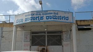  ರಾಮನಗರ ಜಿಲ್ಲಾ ಕಾರಾಗೃಹದ ಮೇಲೆ ಬೆಳ್ಳಂಬೆಳಗ್ಗೆ ಪೊಲೀಸರ ದಾಳಿ: ಕೈದಿಗಳ ಬಳಿ ಮೊಬೈಲ್, ಸಿಗರೇಟ್, ಗಾಂಜಾ, ತಂಬಾಕು ಪತ್ತೆ