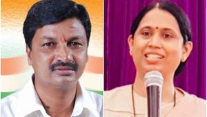 ರಮೇಶ್ ಜಾರಕಿಹೊಳಿ V/S ಲಕ್ಷ್ಮಿ ಹೆಬ್ಬಾಳ್ಕರ್; ಶಿವಾಜಿ ಪ್ರತಿಮೆ ಕ್ರೆಡಿಟ್ ಫೈಟ್ ನಡುವೆ ಸ್ಟ್ಯಾಚು ಅನಾವರಣ 