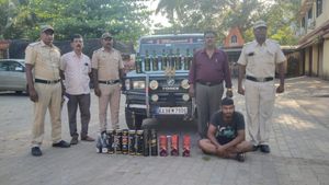  ಕಾರವಾರದ ಮಾಜಾಳ ಚೆಕ್‌ಪೋಸ್ಟ್‌ ಬಳಿ ದಾಖಲೆ ಇಲ್ಲದ 5.25 ಲಕ್ಷ ರೂಪಾಯಿ ಪತ್ತೆ