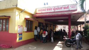ಕಾರವಾರದಲ್ಲಿ ಹಾಲಿ-ಮಾಜಿ ಶಾಸಕರ ಕಿತ್ತಾಟ: ರೂಪಾಲಿ ನಾಯ್ಕ ವಿರುದ್ಧ ಹಲ್ಲೆ ಆರೋಪ