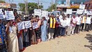  ಕೊಳ್ಳೇಗಾಲ: ಕಾಮಕಾರಿ ಪೂರ್ಣವಾಗದೇ ಹೈಟೆಕ್‌ ಬಸ್‌ ನಿಲ್ದಾಣದ ಉದ್ಘಾಟನೆ: ಎನ್‌.ಮಹೇಶ್‌ ವಿರುದ್ಧ ನಗರಸಭೆ ಸದಸ್ಯರ ಆಕ್ರೋಶ
