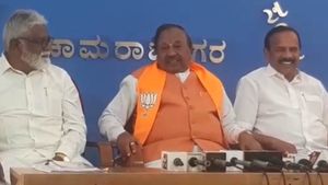 ಸಿದ್ದು, ಡಿಕೆಶಿ ಇಬ್ಬರ ಕೈಯಲ್ಲೂ ಚೂರಿ ಇದೆ, ಚುಚ್ಚಲು ಕಾಯುತ್ತಿದ್ದಾರೆ: ಈಶ್ವರಪ್ಪ ವ್ಯಂಗ್ಯ 