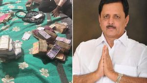 Lokayukta Raid: ಶಾಸಕ ಮಾಡಾಳ್ ವಿರೂಪಾಕ್ಷಪ್ಪ ಚನ್ನಗಿರಿ ನಿವಾಸದಲ್ಲಿ ಕಂತೆ ಕಂತೆ ನೋಟು ಪತ್ತೆ