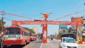 ಮಂಡ್ಯದಲ್ಲಿ ನರೇಂದ್ರ ಮೋದಿ ಸ್ವಾಗತಕ್ಕೆ ನಿರ್ಮಿಸಿದ ಕಮಾನಿಗೆ ಆಕ್ರೋಶ 