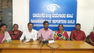  ಕಾಂಗ್ರೆಸ್‌ ಟಿಕೆಟ್‌ ಆಕಾಂಕ್ಷಿ ಸವಿತಾ ಬಾಯಿ ಫೋಟೋ ಅಶ್ಲೀಲ ಎಡಿಟ್: ಬಂಜಾರ ಸಮುದಾಯದಿಂದ ಪ್ರತಿಭಟನೆ 
