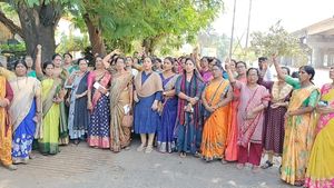 ಸತೀಶ್ ಸೈಲ್ ವಿರುದ್ಧ ರೂಪಾಲಿ ನಾಯ್ಕ ಬೆಂಬಲಿಗರ ಪ್ರತಿಭಟನೆ: ರಾಜ್ಯಪಾಲರಿಗೆ ದೂರು