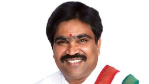 R Shankar : ಎಂಎಲ್ಸಿ ಆರ್‌. ಶಂಕರ್‌ ಮನೆ ಮೇಲೆ ದಾಳಿ; ರಾಶಿ ರಾಶಿ ಸೀರೆ, ತಟ್ಟೆ, ಲೋಟ, ಸ್ಕೂಲ್‌ ಬ್ಯಾಗ್‌ ಪತ್ತೆ!