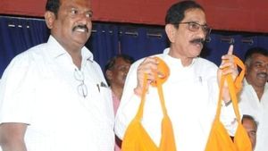 ಒಂದು ನೋಟು, ಒಂದು ವೋಟು ಜೋಳಿಗೆ ಹಿಡಿದು ಮಾಜಿ ಸಚಿವ ಪ್ರಚಾರ! 