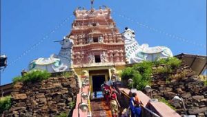 ಮುಡುಕುತೊರೆ ಭಕ್ತರಿಂದ ಯುಗಾದಿ ಹಬ್ಬಕ್ಕೆ ಶ್ರೀಶೈಲ ಪರ್ವತ ಪರಿಷೆ! 