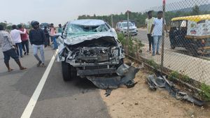 ದಶಪಥ ಹೆದ್ದಾರಿಯಲ್ಲಿ ಭೀಕರ ಕಾರು ಅಪಘಾತ: ಮೂವರ ದಾರುಣ ಸಾವು
