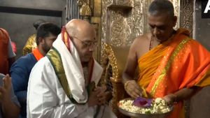 ಮತ ಬೇಟೆಗೂ ಮೊದಲು ನಾಡ ಅಧಿದೇವತೆ ಚಾಮುಂಡೇಶ್ವರಿಗೆ ವಿಶೇಷ ಪೂಜೆ ಸಲ್ಲಿಸಿದ ಅಮಿತ್ ಶಾ