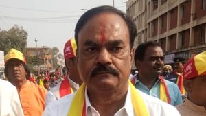 ರಮೇಶ್ ಜಾರಕಿಹೊಳಿ ವಿರುದ್ಧ 'ಕೈ' ತಪ್ಪಿದ ಟಿಕೆಟ್; ಸಭೆ ಕರೆದ ನಾಯಕ! 