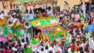 Swaroop Prakash Road Show: ಹಾಸನದಲ್ಲಿ ಜೆಡಿಎಸ್‌ ಅಭ್ಯರ್ಥಿ ಸ್ವರೂಪ್‌ ರೋಡ್‌ ಶೋ: ಸಾಥ್ ನೀಡಿದ ರೇವಣ್ಣನ ಕುಟುಂಬ