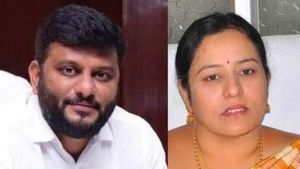  ಹಾಸನದಲ್ಲಿ ನಾಮಪತ್ರ ಸಲ್ಲಿಸಲು ಮುಂದಾದ ಭವಾನಿ, ಸ್ವರೂಪ್‌:ಶಕುನಿಗಳ ಬಗ್ಗೆ ಮಾತನಾಡಿದ ಎಚ್‌ಡಿಕೆ- ಸಂಘರ್ಷಕ್ಕೆ ಮತ್ತೊಂದು ತಿರುವು