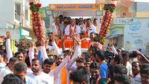  ವರುಣ ಕ್ಷೇತ್ರದ ಗ್ರಾಮಗಳಲ್ಲಿ ಬಿಜೆಪಿ ಅಭ್ಯರ್ಥಿ ವಿ.ಸೋಮಣ್ಣ ಭರ್ಜರಿ ಪ್ರಚಾರ