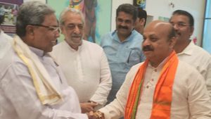  Siddaramaiah-Bommai : ಬೆಳಗಾವಿ ವಿಮಾನ ನಿಲ್ದಾಣದಲ್ಲಿ ಬೊಮ್ಮಾಯಿ ಬೆನ್ನು ತಟ್ಟಿದ ಸಿದ್ದರಾಮಯ್ಯ