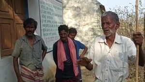  ಹನೂರೂ: ವಿದ್ಯುತ್‌, ರಸ್ತೆ, ಆಸ್ಪತ್ರೆಯೂ ಇಲ್ಲ, ಅದಕ್ಕೆ ನಮ್ಮ ವೋಟ್‌ ನಿಮಗಿಲ್ಲ: ರಾಜಕಾರಣಿಗಳಿಗೆ ಸೆಡ್ಡು ಹೊಡೆದ ಮತದಾರರು