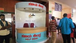 ಚಿಕ್ಕಬಳ್ಳಾಪುರದಲ್ಲಿ ಮೂಲಭೂತ ಸೌಲಭ್ಯಗಳಿಲ್ಲದೆ ಸೊರಗುತ್ತಿರುವ ಜಿಲ್ಲಾಸ್ಪತ್ರೆ, ಹೇಳೋರಿಲ್ಲ.. ಕೇಳೋರೂ ಇಲ್ಲ: ಜನಾಕ್ರೋಶ